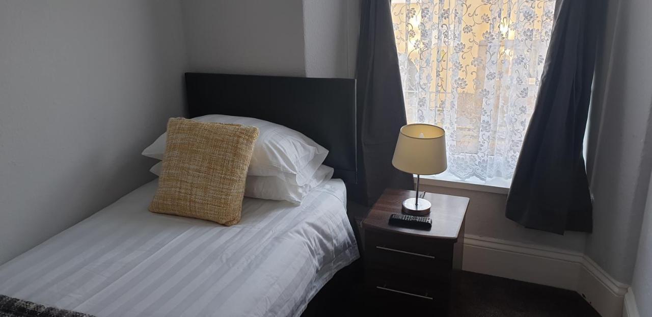 Lockinbar Holiday Apartments Tenby Esterno foto